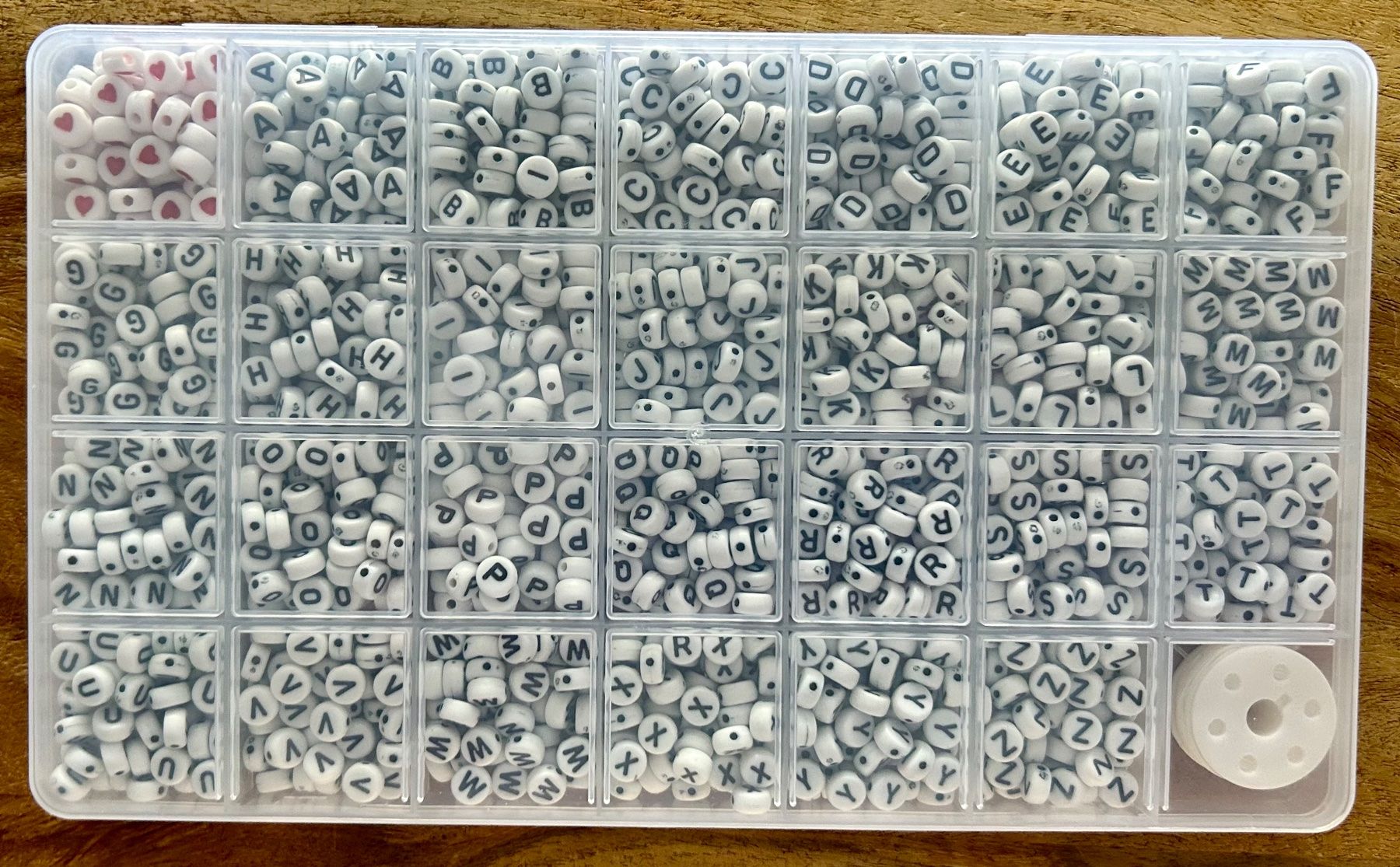 Perlen (unechte): Box Bastelperlen Buchstaben schwarz / weiss – Neu und originalverpackt aus Geneve von vane267