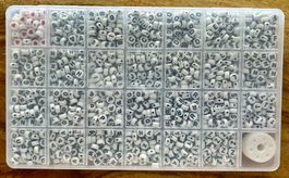 Box Bastelperlen Buchstaben schwarz / weiss