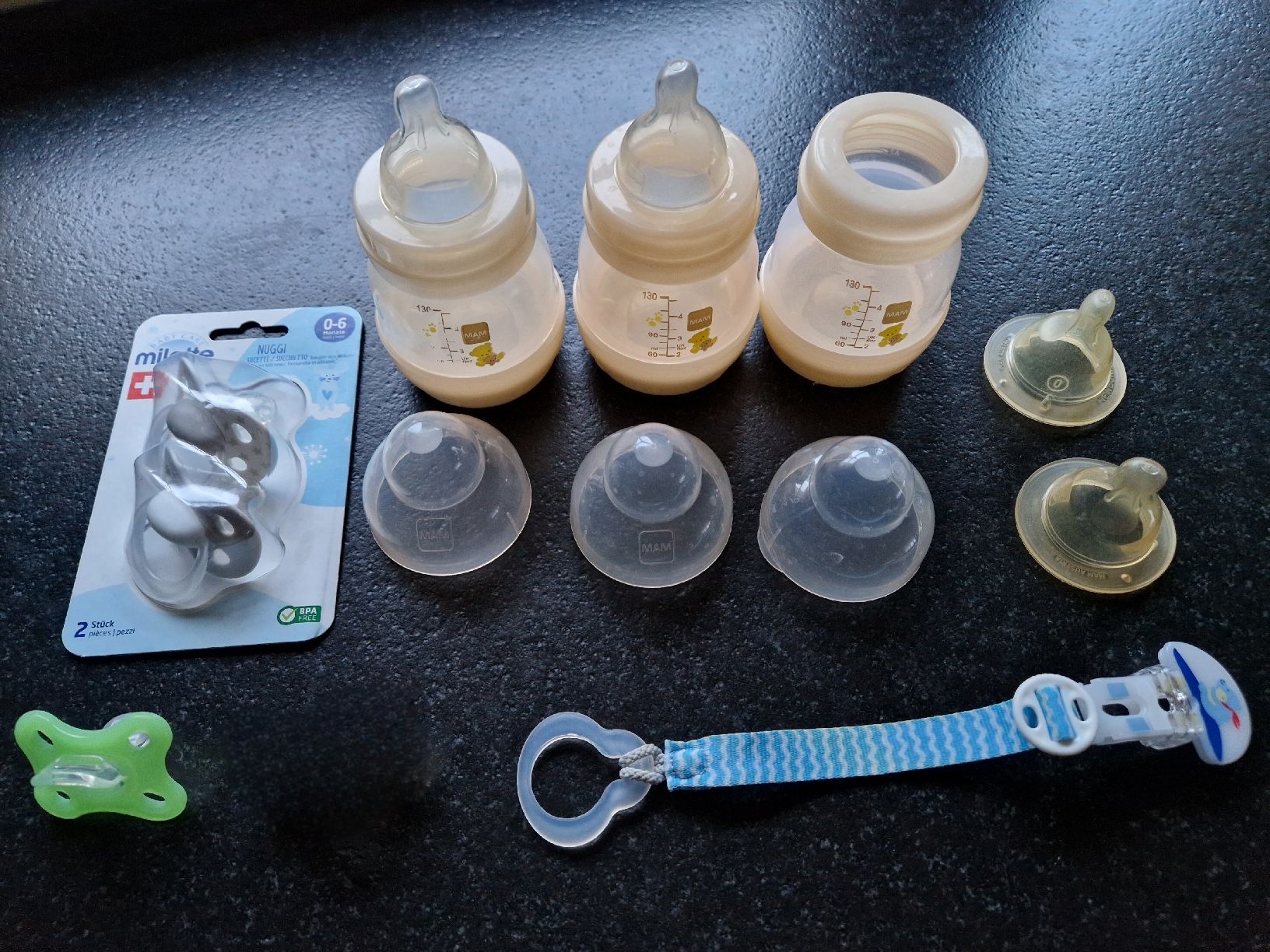 Mam Baby-Mahlzeiten: MAM Fläschchen, Nuggikette und Nuggis – Gebraucht aus Dreien von vaniih93