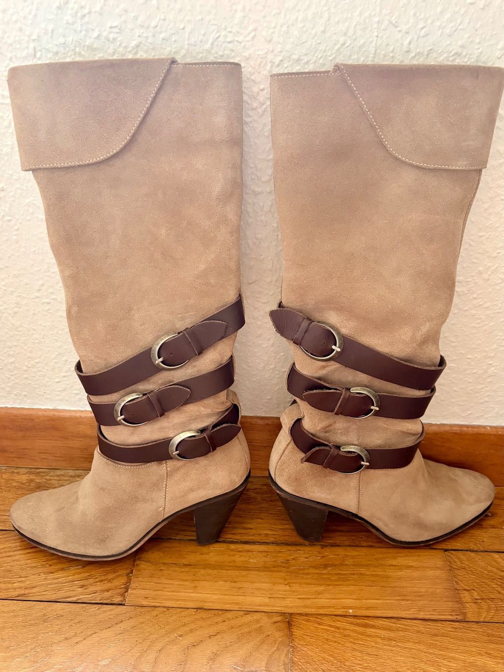 Jonak Scarpe da donna: Bottes Jonak daim beige T38 – Usato da St-Ursanne venduto da milezarde 2