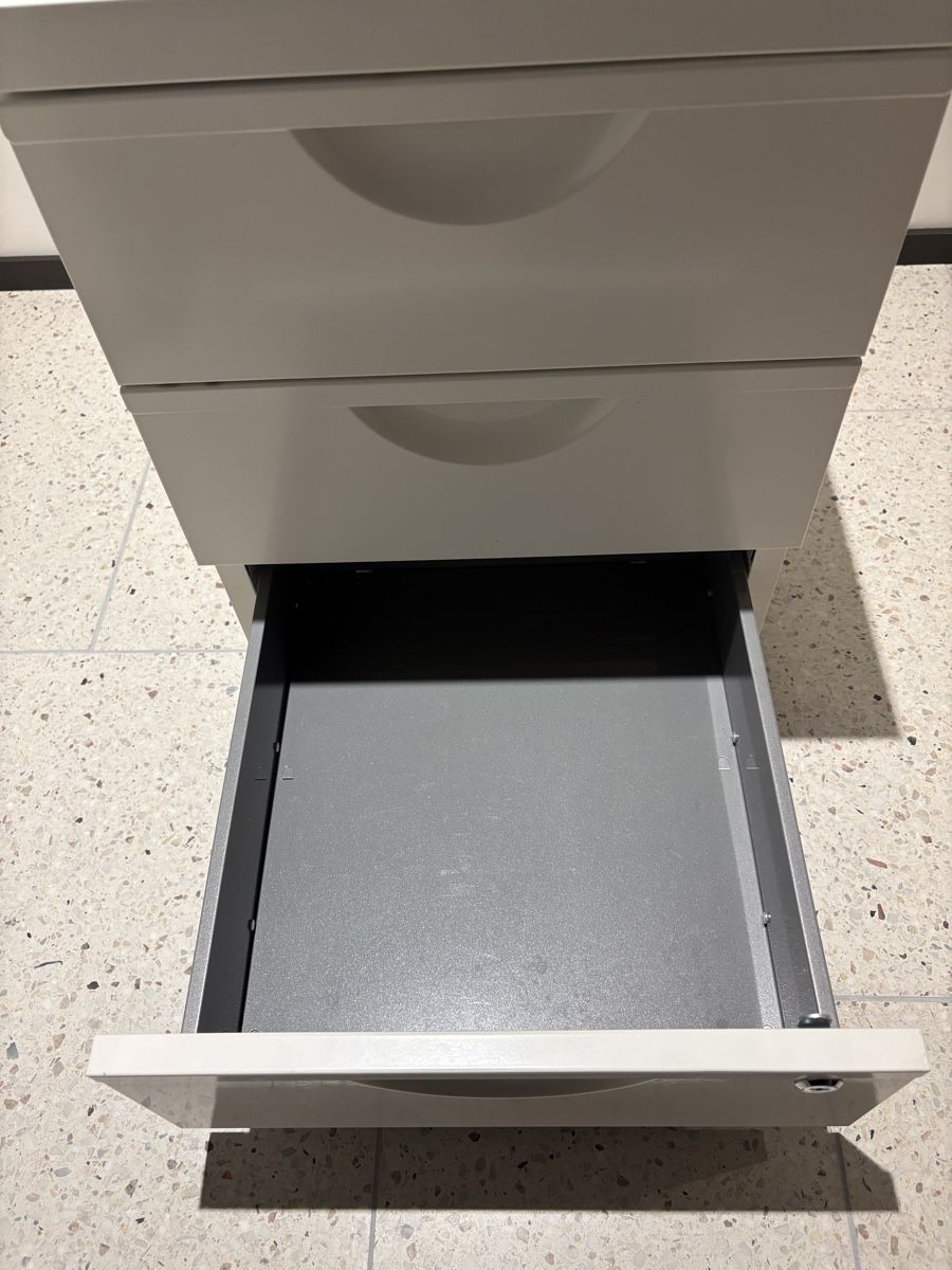 Banconi: Rollcontainer weiss mit drei Schubladen abschliessbar – Usato da Zürich venduto da hak_x7hp 4
