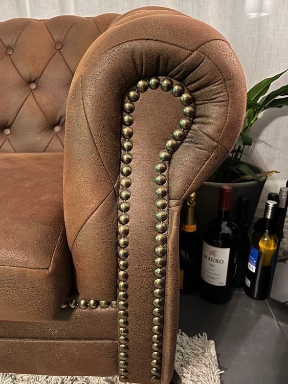 Divani: Chesterfield Sofa Kunstleder Braun 2-Sitzer – Usato da Liestal venduto da EliahThommen 4