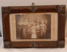 Antiker Holzrahmen mit Foto von Grossfamilie