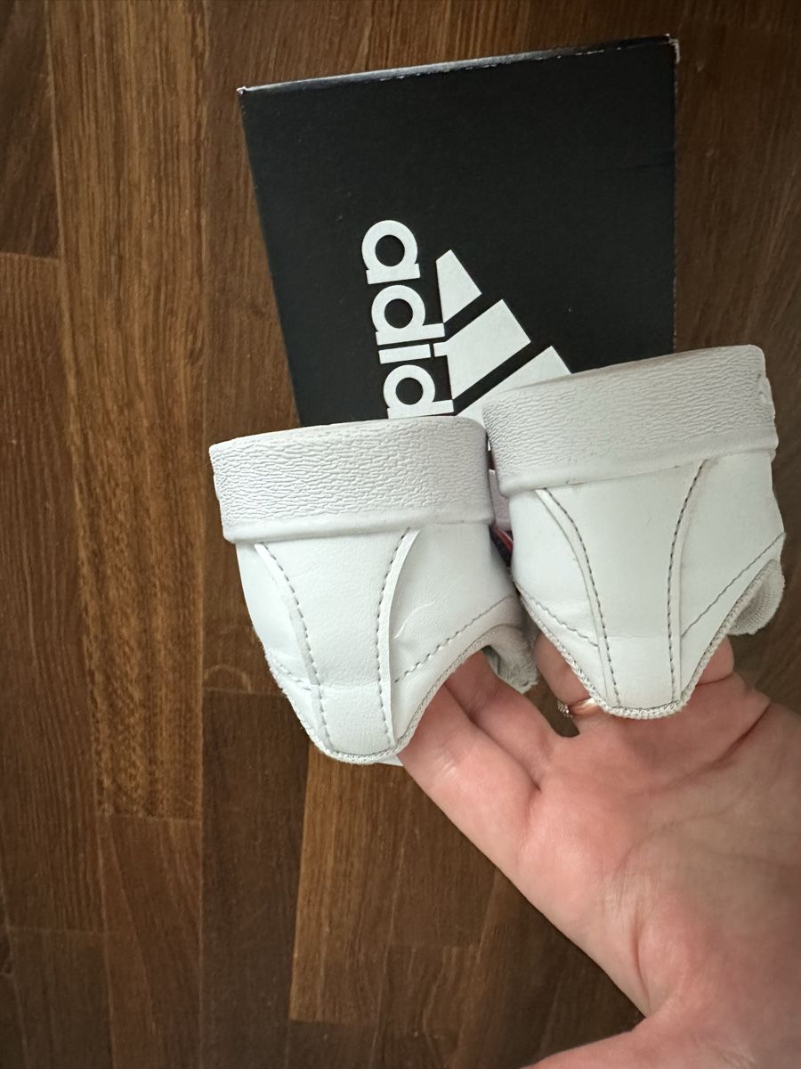Adidas Chaussures garçon: Schuhe Gr. 28 Adidas Sneakers – D'occasion à Dietikon par mike.thorton 3