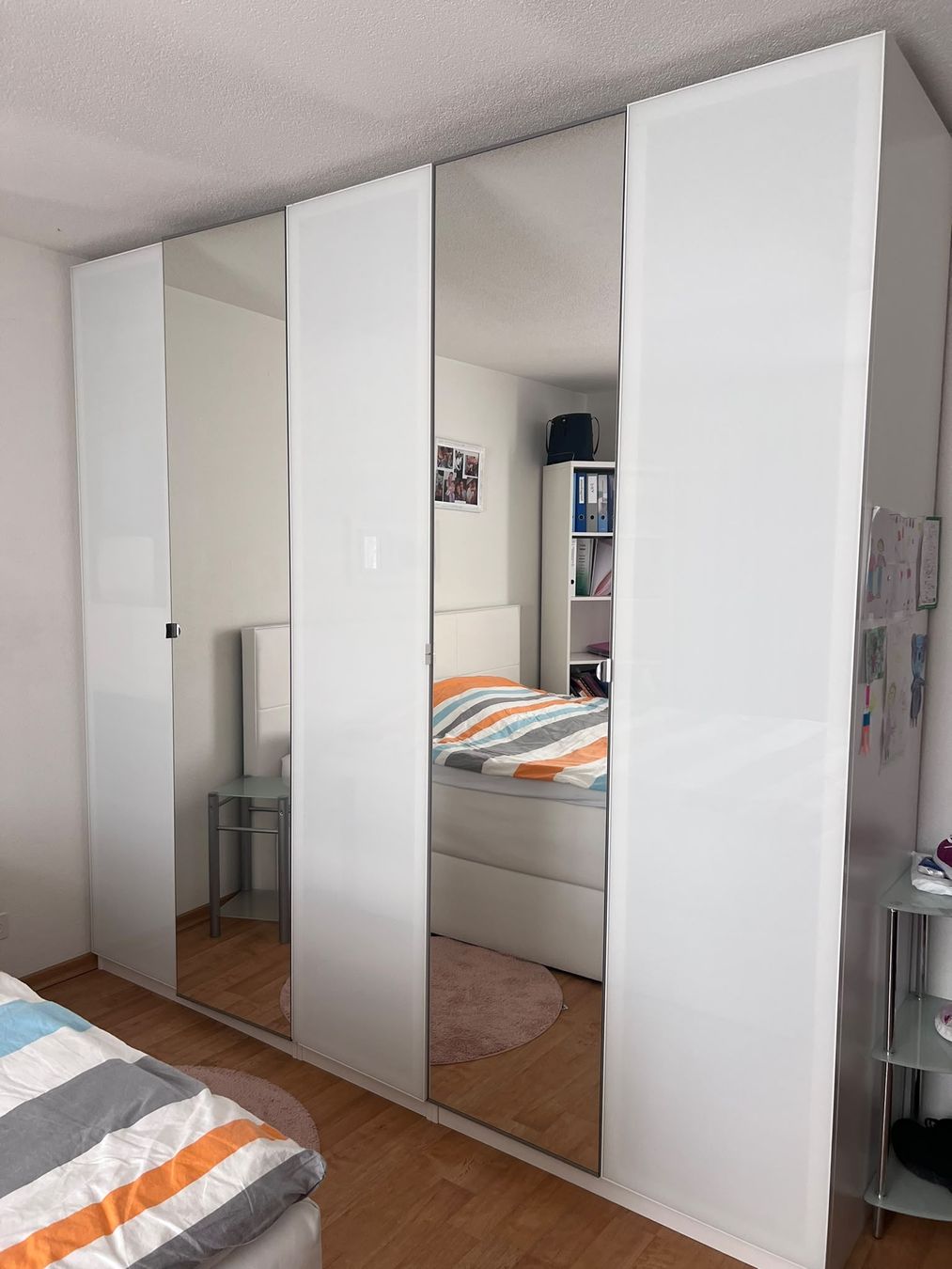 Ikea Armoires: Kleiderschrank weiss mit Spiegelfronten 5 Elemente gebraucht – D'occasion à Grafstal par njdl9