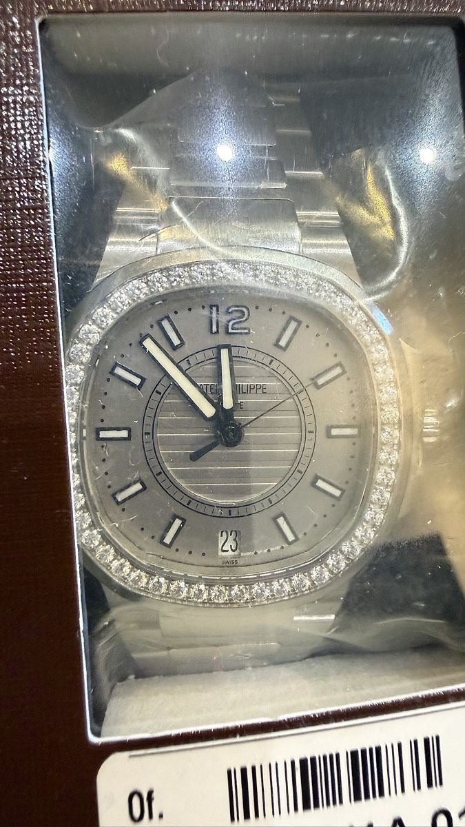 Patek Philippe Orologi: Patek Philippe Nautilus / Scellée / Full set neuve  – Nuovo e nell'imballaggio originale da Nyon venduto da Lunas_Watches
