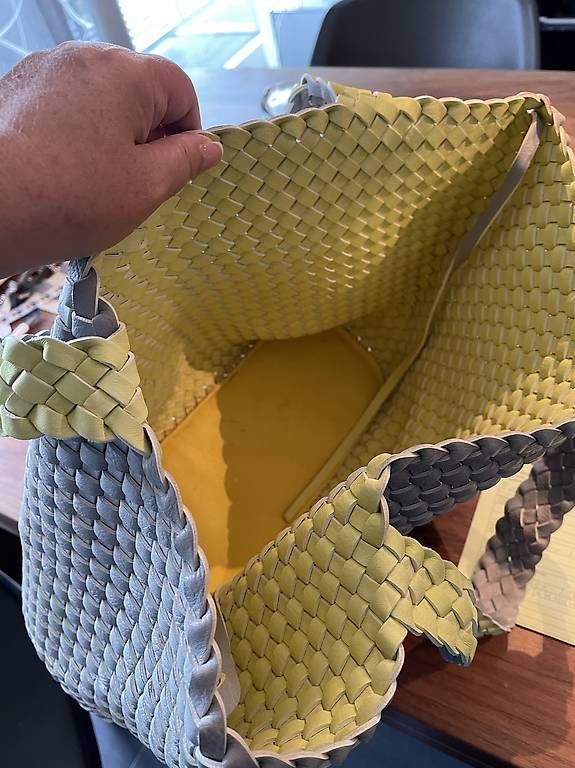 Borse da donna: Ledertasche geflochten hellgrau/hellgelb – Usato da Rütihof venduto da sus_6r5m 2