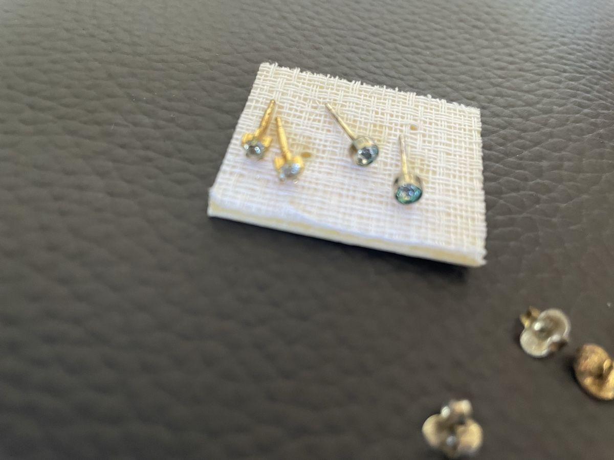 Boucles d'oreille: Kleine Ohrstecker  – D'occasion à Münchenstein par Kapris 1