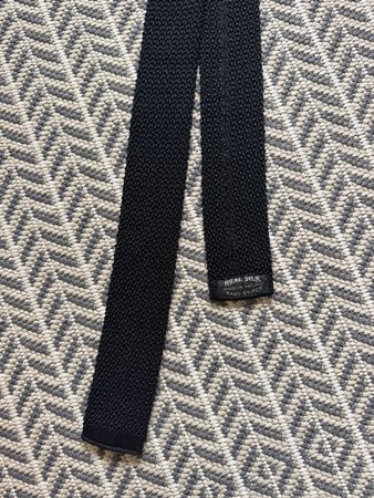 Elegante schwarze Krawatte aus Seide, Handarbeit 