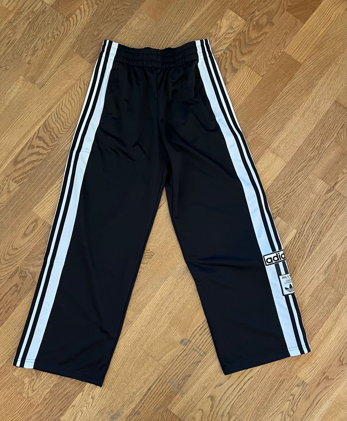 Adidas Hosen: Adidas Jogginghose 164 – Neu (gemäss Beschreibung) aus Arlesheim von Kunghelenie