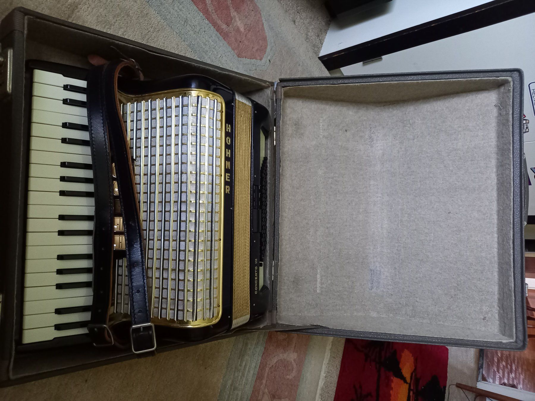 Hohner Strumenti musicali: Hohner Concerto III chromatisches Knopfakkordeon – Usato da Zürich venduto da Hangmill 1