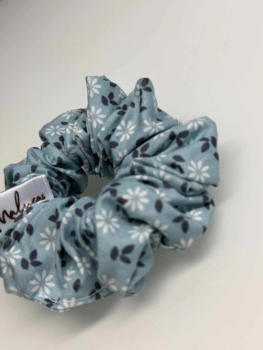 Accessori per capelli: Handgemachter Scrunchie Hellblau mit Blumenmuster – Usato da Urdorf venduto da isc_r8bx 1