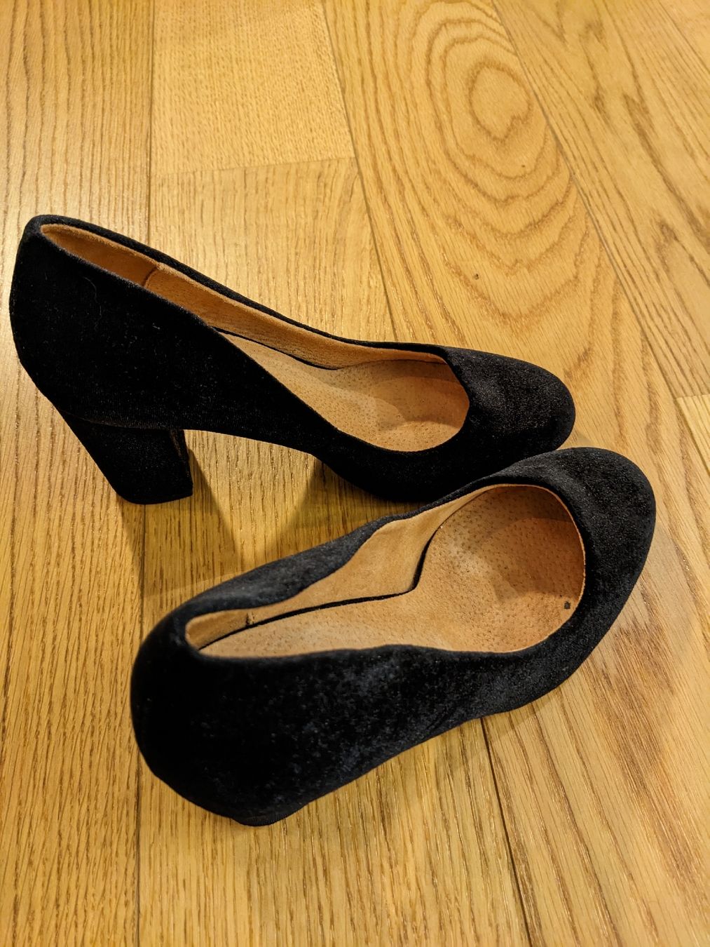Scarpe da donna: Schwarze Samt Pumps Gr. 37 – Usato da Winterthur venduto da Prishy 2