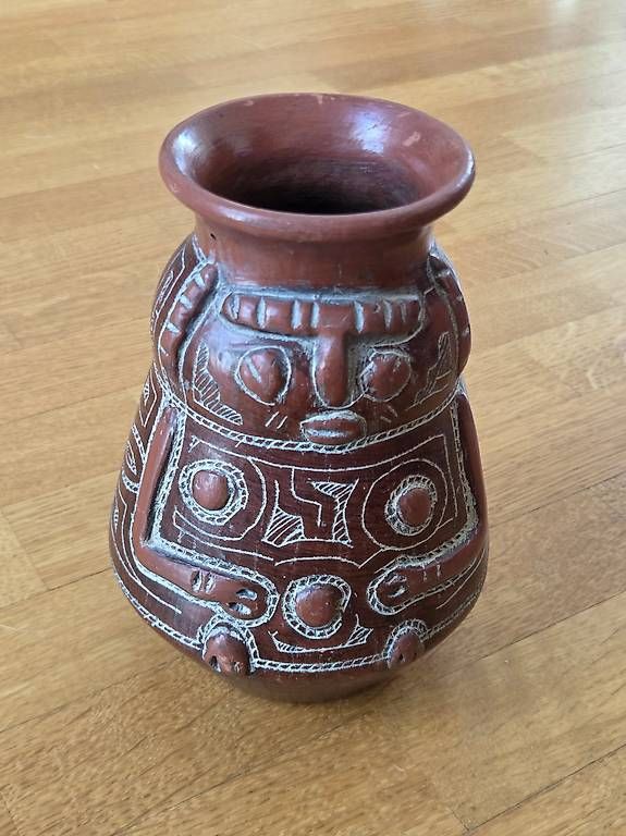 Pot décoratif en terre cuite sculptée style précolombien (Gebraucht) in ...