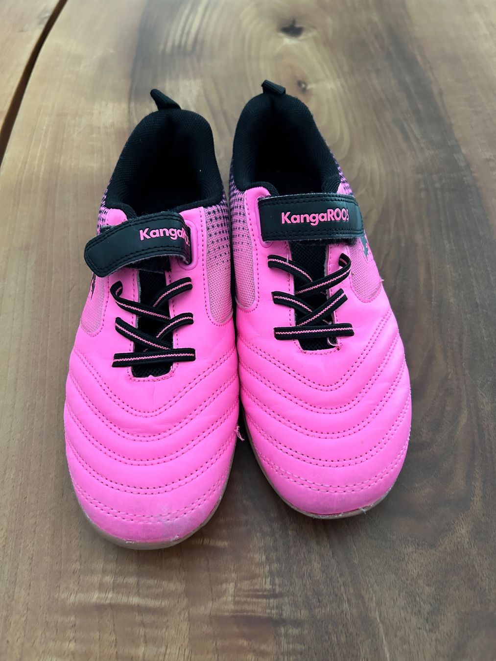Dosenbach Scarpe per ragazze: Fussballschuhe KangaROOS pink Grösse 35 – Usato da Schötz venduto da chousan 1