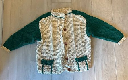 Gilet vintage tricoté main  laine écrue et verte