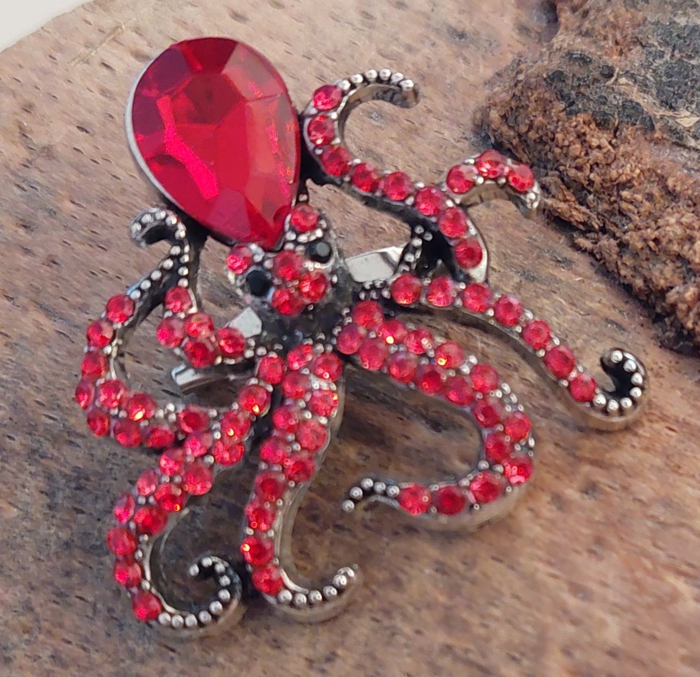 Spille & Fermagli: Brosche Tintenfisch / Octopus / Krake mit rotem Strass – Nuovo (secondo la descrizione) da Oberwil BL venduto da Hunajakakku 1