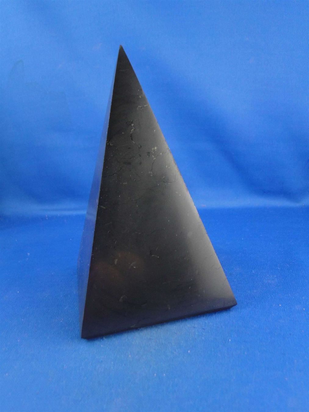 Minerali & Pietre curative: Shungit-Pyramide 8cmx8cm poliert – Usato da Schinznach Bad venduto da Demerald 4