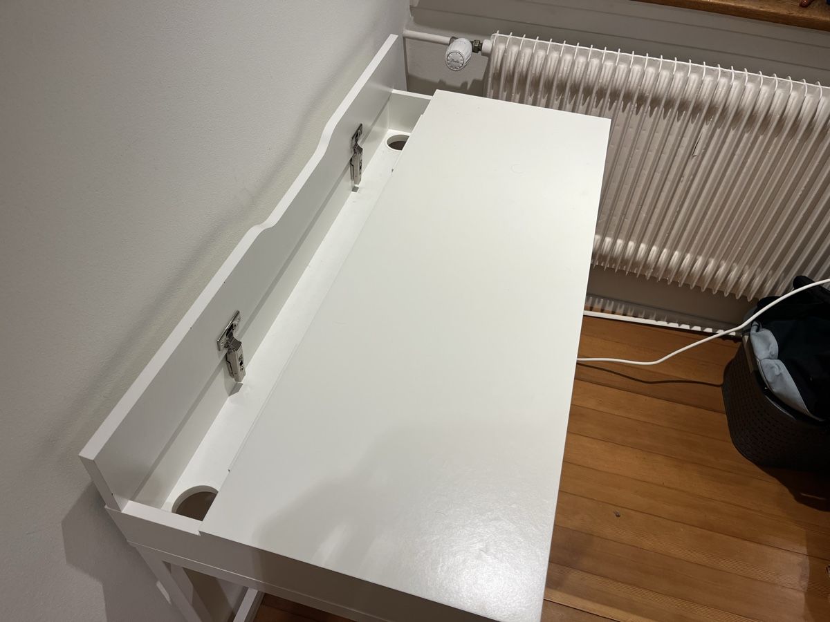 Schreibtische: schmaler Bürotisch mit Kabelfach – Gebraucht aus Feuerthalen von titian9 2