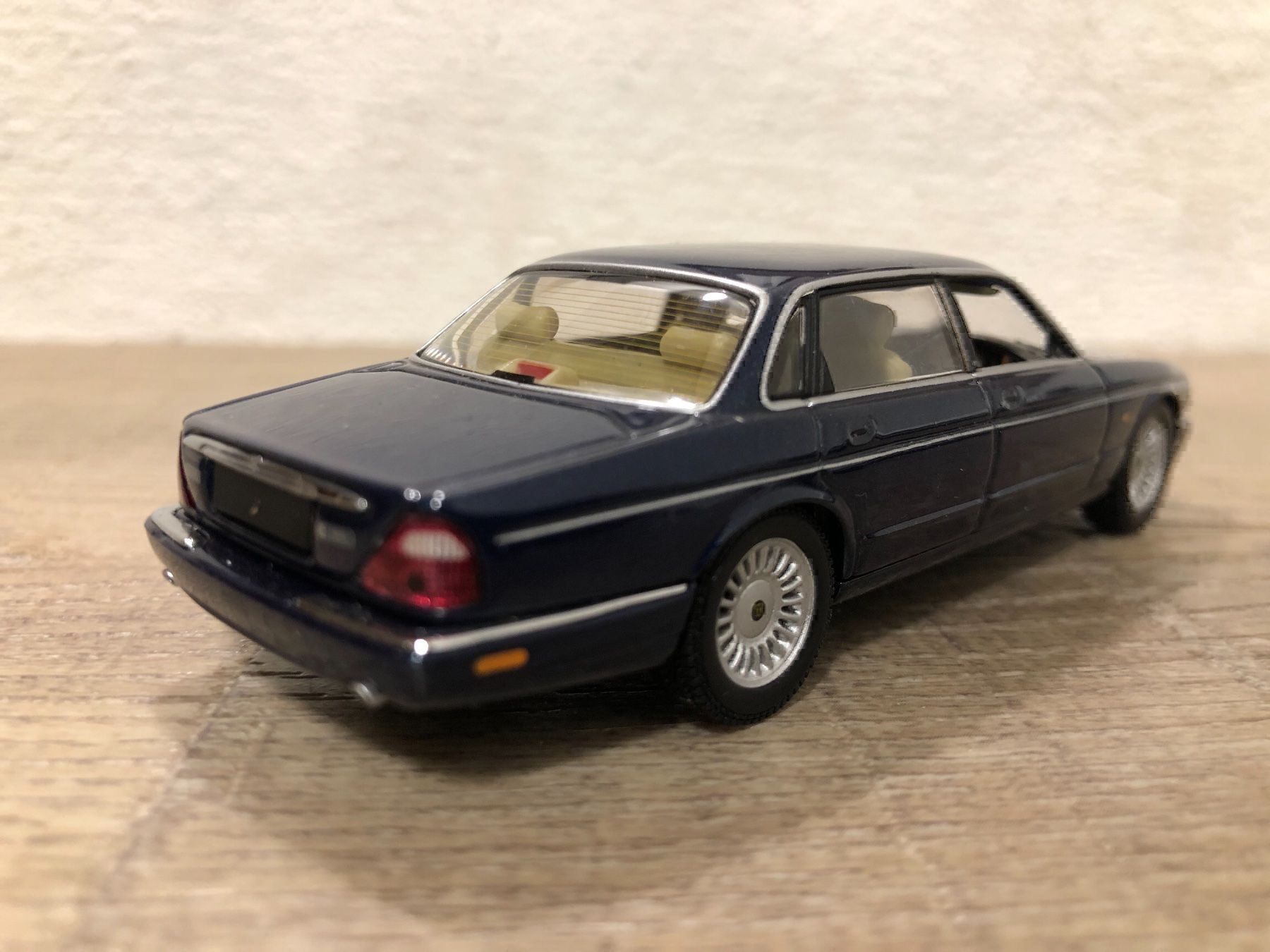 Autoart Modellautos: Jaguar xj v8 – Gebraucht aus Reinach AG von rares75 1