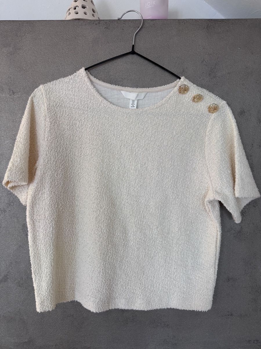 H&M T-shirts: Cremefarbener Bouclé-Pullover – D'occasion à Schindellegi par lmth