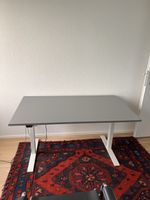 Bureau assis debout plateau gris pied blanc état neuf