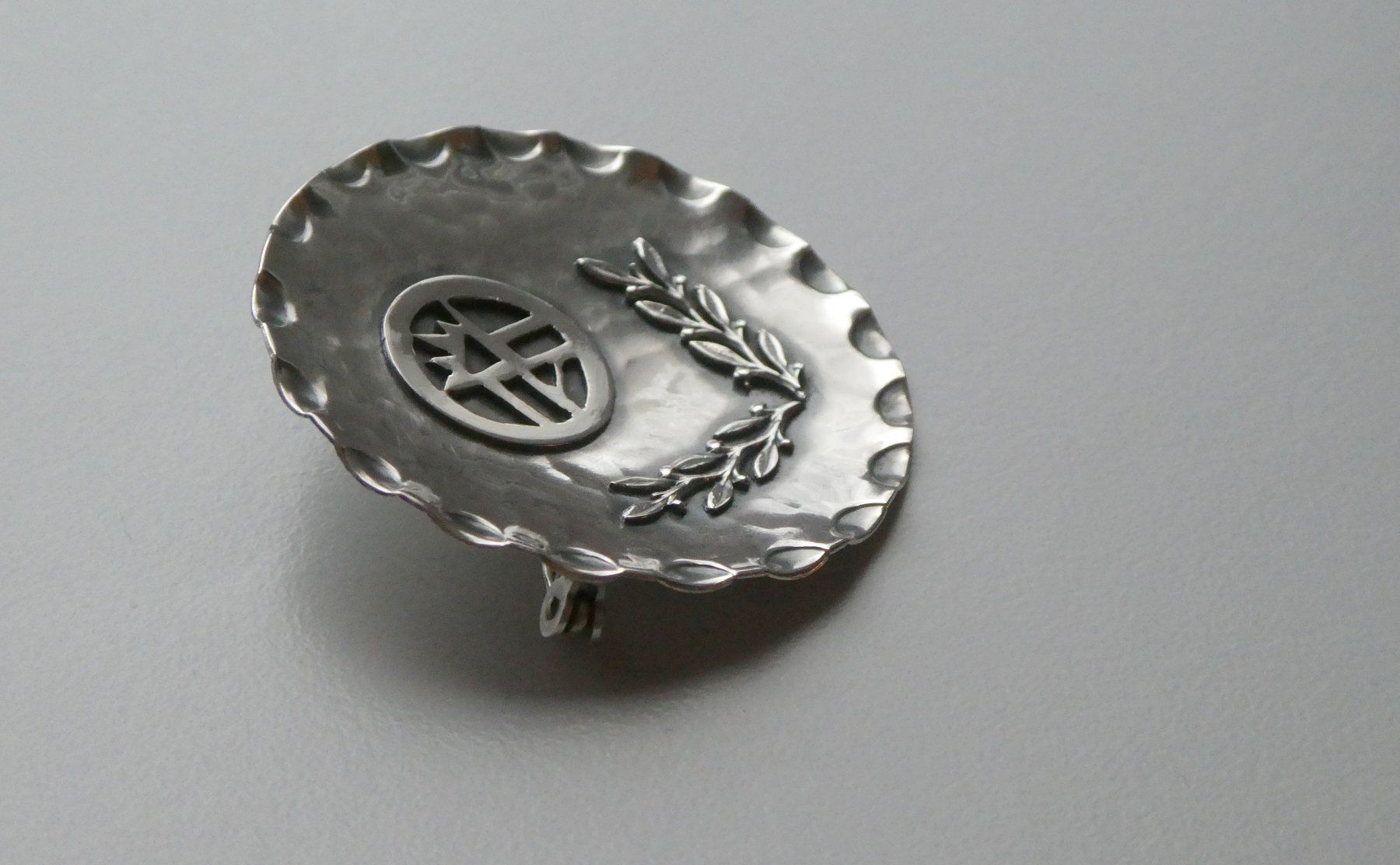 Placchette & Badge: Abzeichen Brosche 800 Silber Lorbeerzweig Zeichen – Usato da Frauenfeld venduto da dhour 2