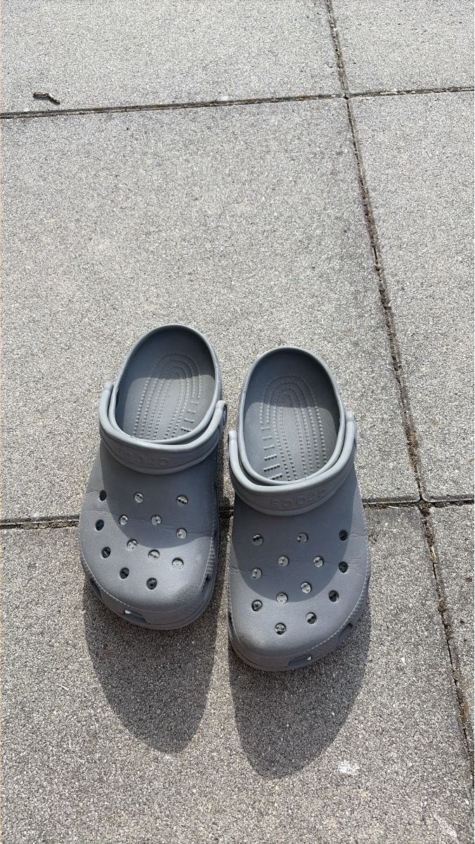 Crocs Chaussures femmes: Crocs Clogs grau Grösse 37/38. guter Zustand – D'occasion à Opfershofen TG par dan_nxk8