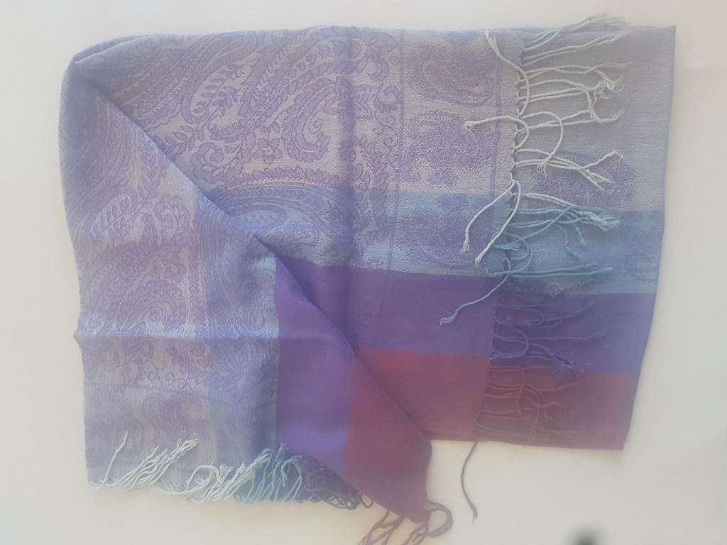 Foulard & Sciarpe: Grand châle avec franges – Usato da Courtepin venduto da mara_1808 1