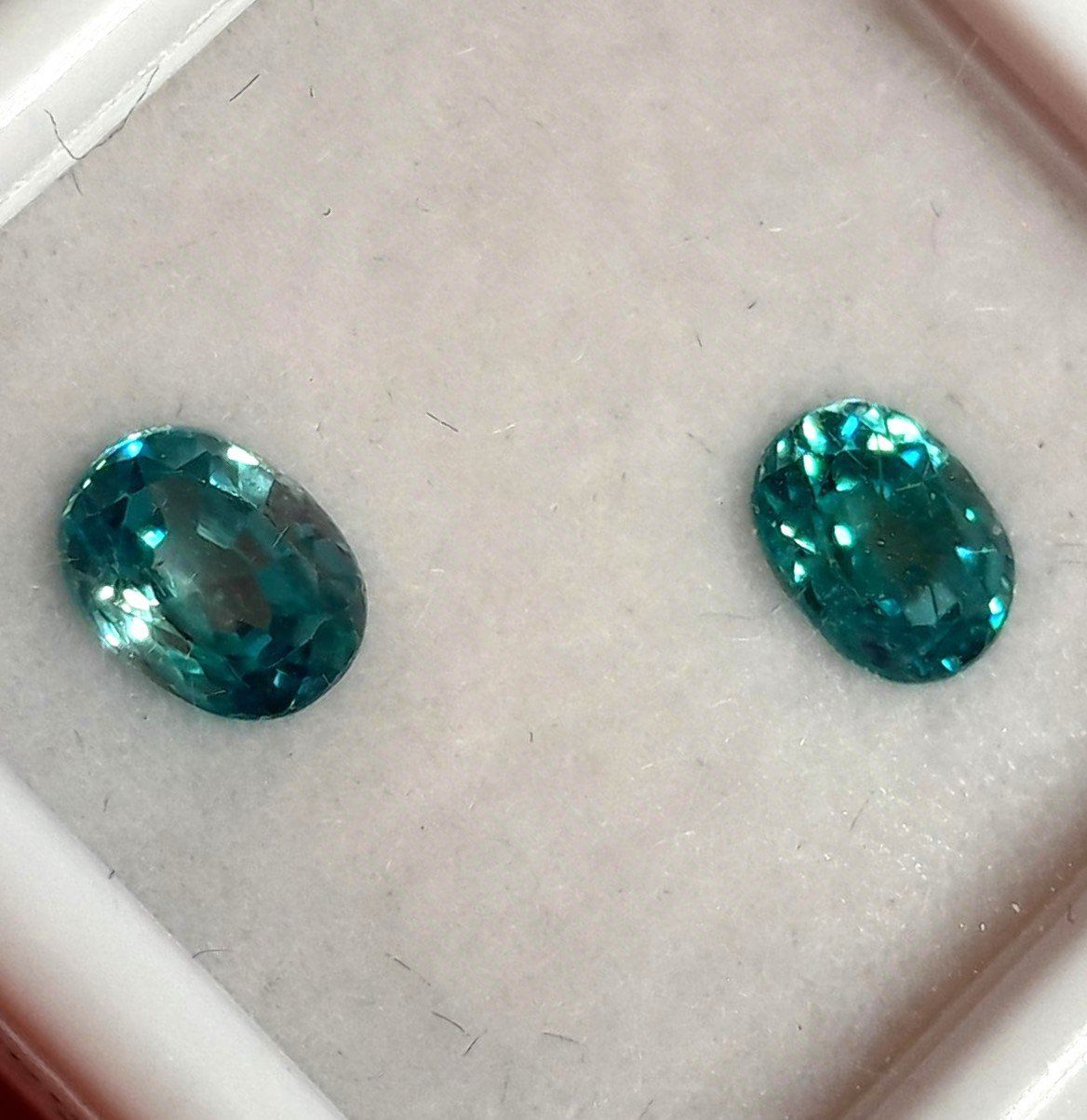 Pietre preziose: 2x Zircons bleus 6x5 mm - Valeur 120.- Fr. – Nuovo (secondo la descrizione) da Grimisuat venduto da Valgem 2