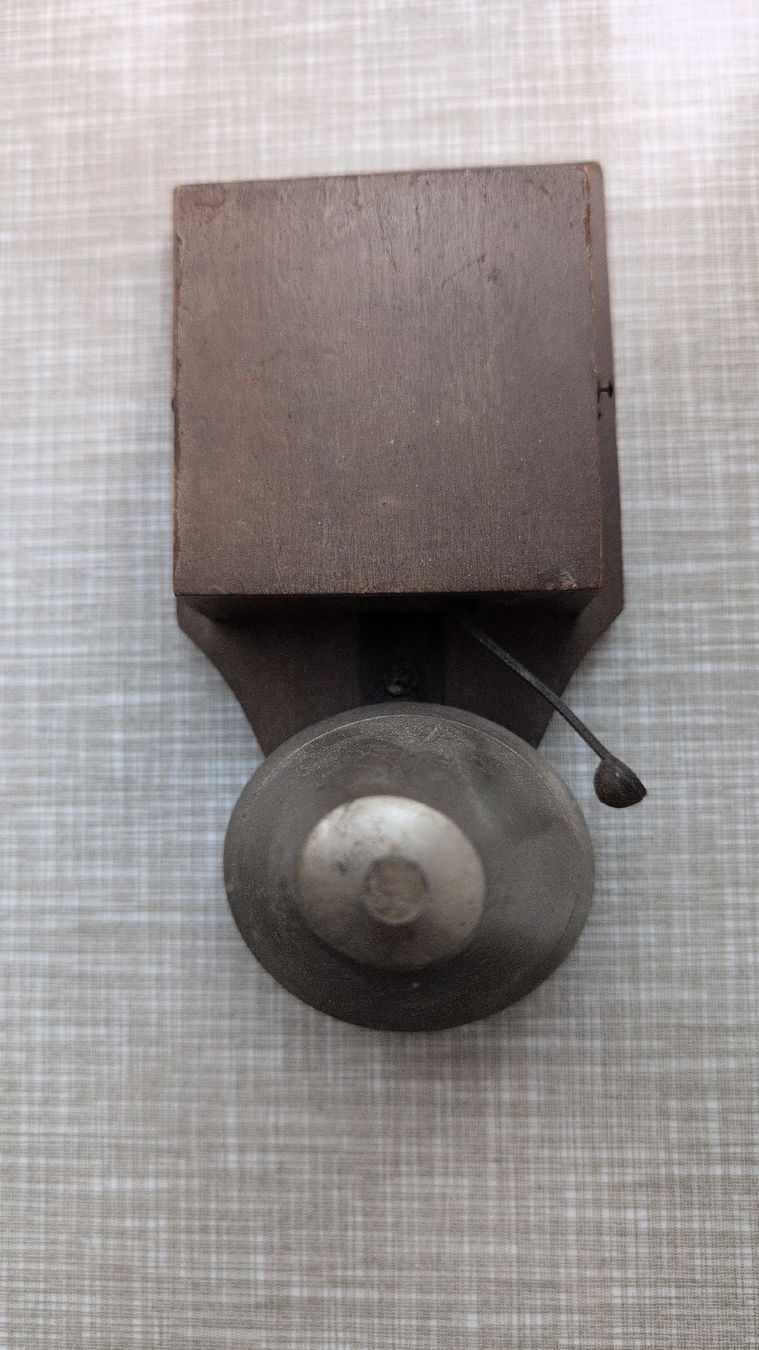 Cloches & sonnailles: Alte Sonnerieglocke mit Holzgehäuse – D'occasion à Thal par Daschi