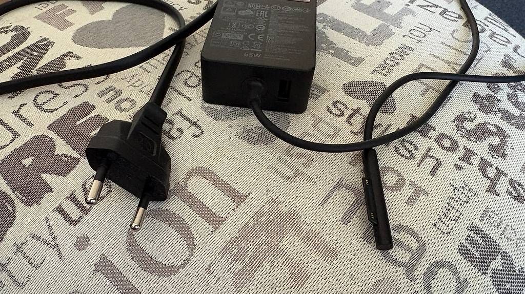 Chargeur: Microsoft Surface 65W Netzteil – D'occasion à Nänikon par tom_7nhx