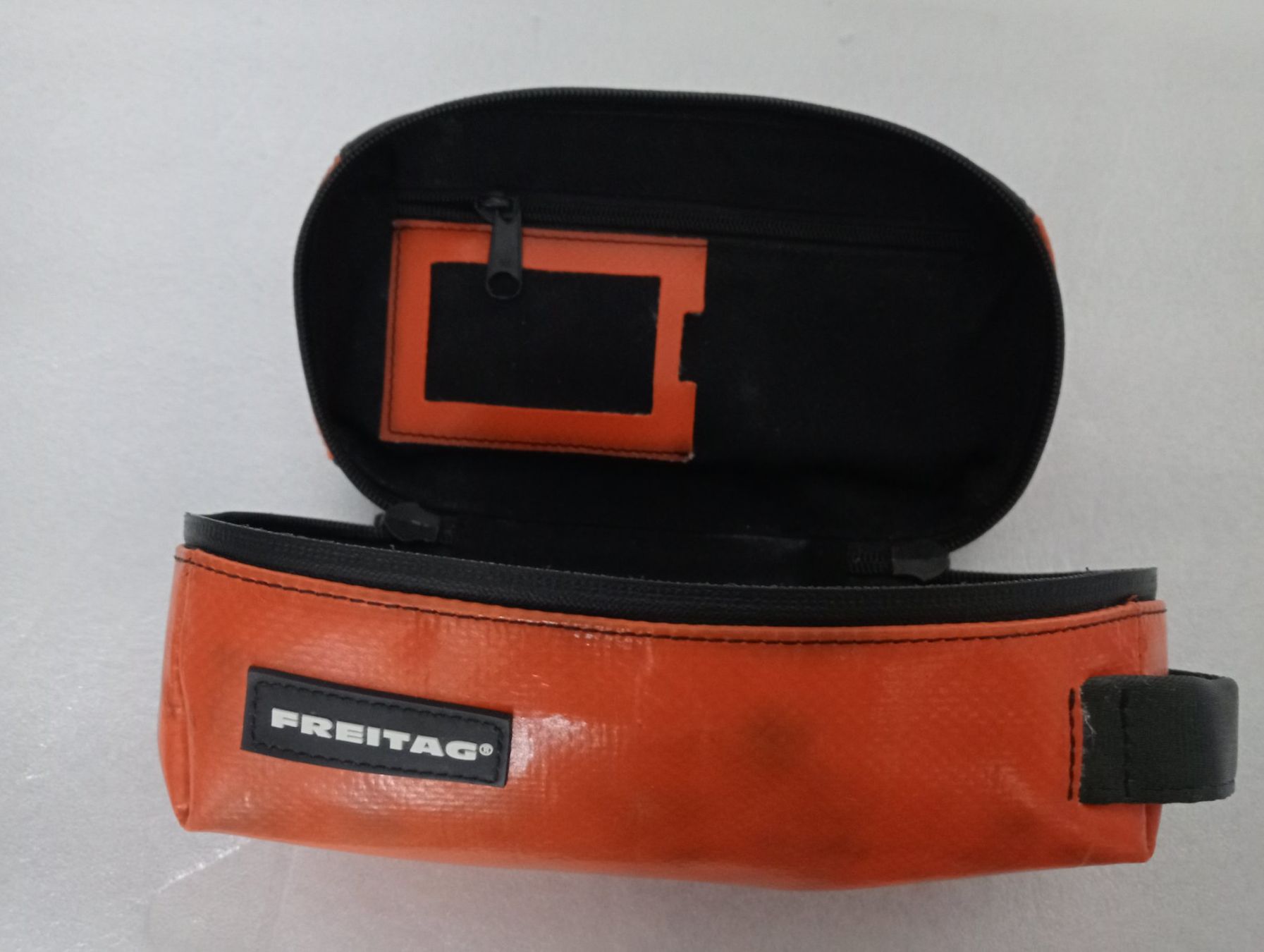 Freitag Custodie per cosmetici: Freitag Necessaire, Orange 🍊 Farbe – Usato da Zürich venduto da sendbad 4