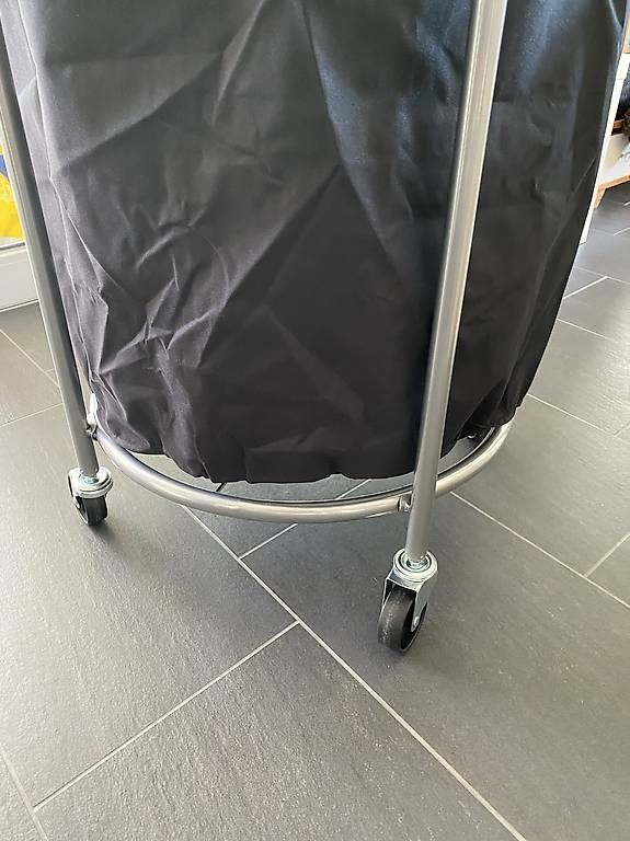 Wäschekörbe: Wäschekorb auf Rollen – Gebraucht aus Arbon von bea_c627 2
