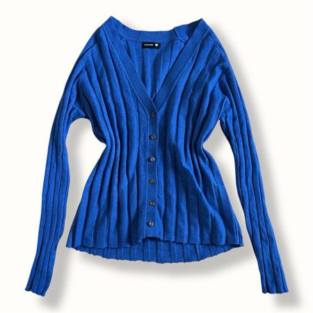 Blaue Strickjacke