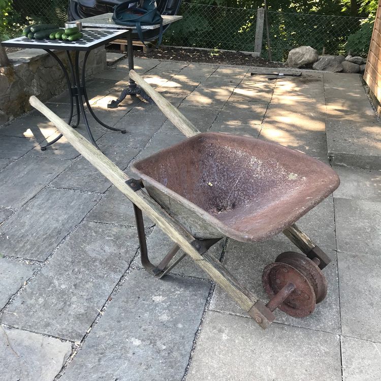 Alte Schubkarre als Gartendeko Kaufen auf Ricardo