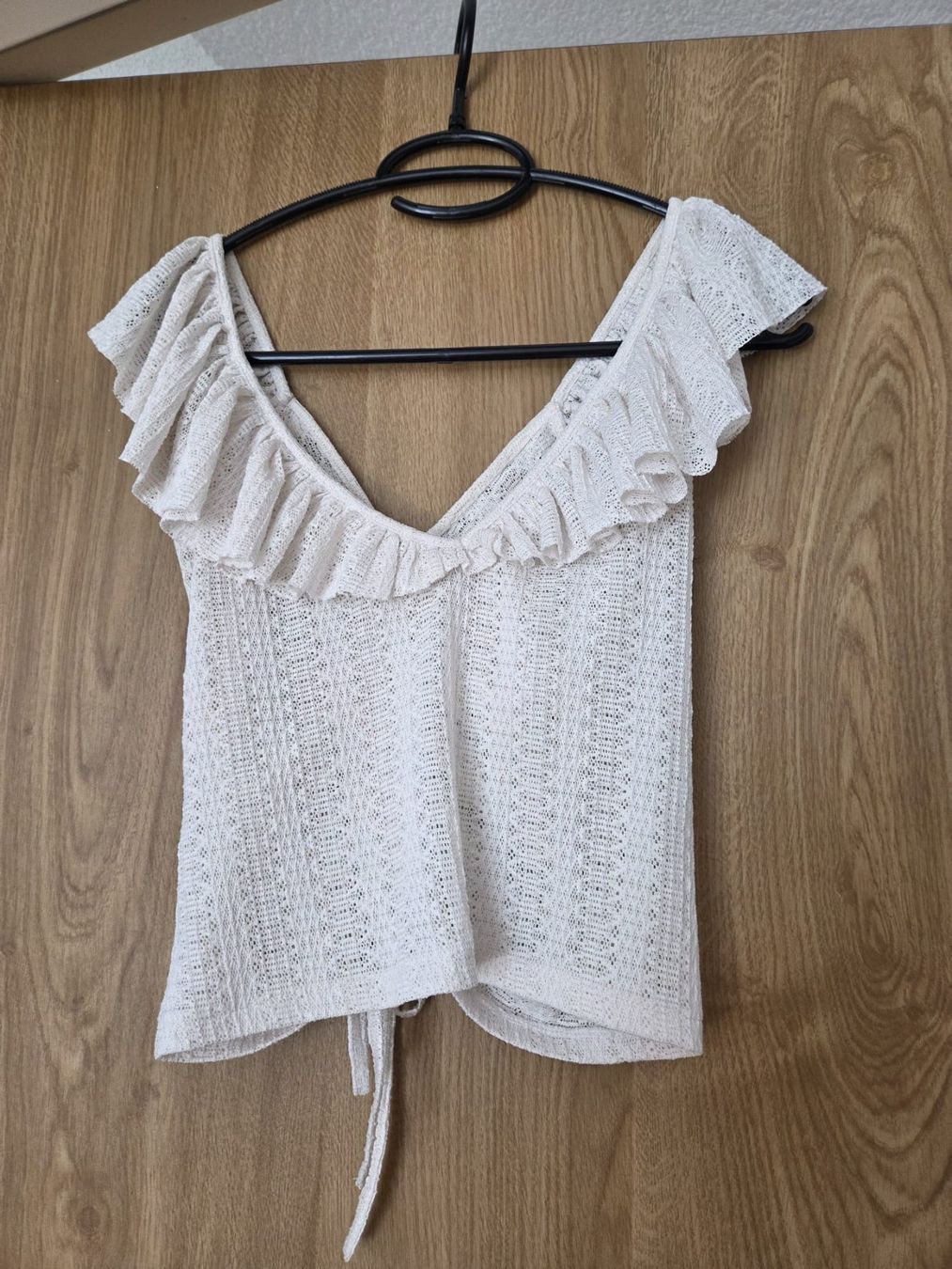 Mango Top: Weisses leicht transparentes Crop -Top von Mango – Usato da Zürich venduto da Nicole110 2
