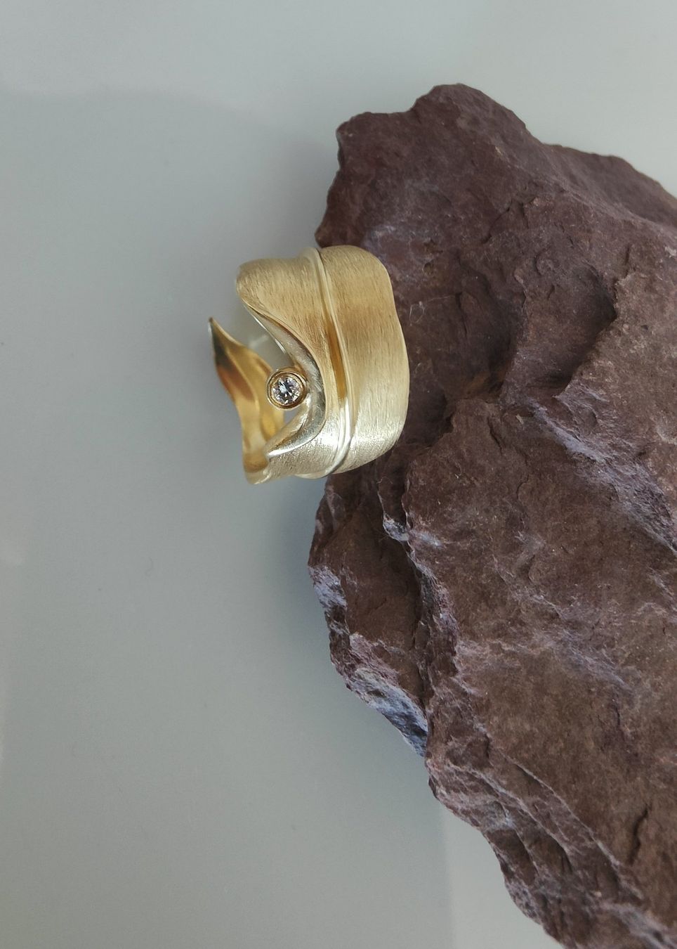 Anelli: Ring in Form eines Blattes, mit Brilliant als Tautropfen – Nuovo e nell'imballaggio originale da Rümlang venduto da 21f 1
