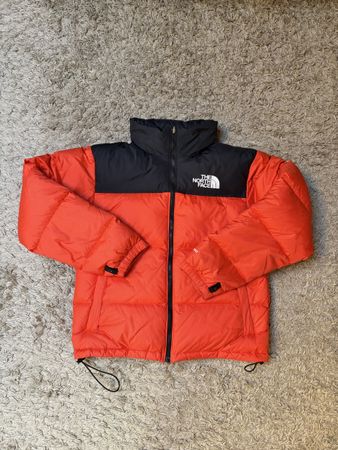 The North Face Retro Nuptse 700 schwarz und Orange