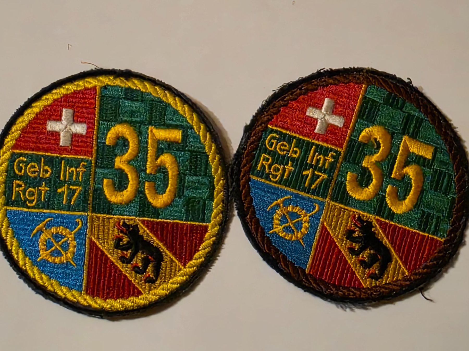 Schweizer Armee Placchette & Badge: Geb Inf Rgt 17 Bern Bat 35 & 36 Abzeichen – Usato da Nyon venduto da freetoys08
