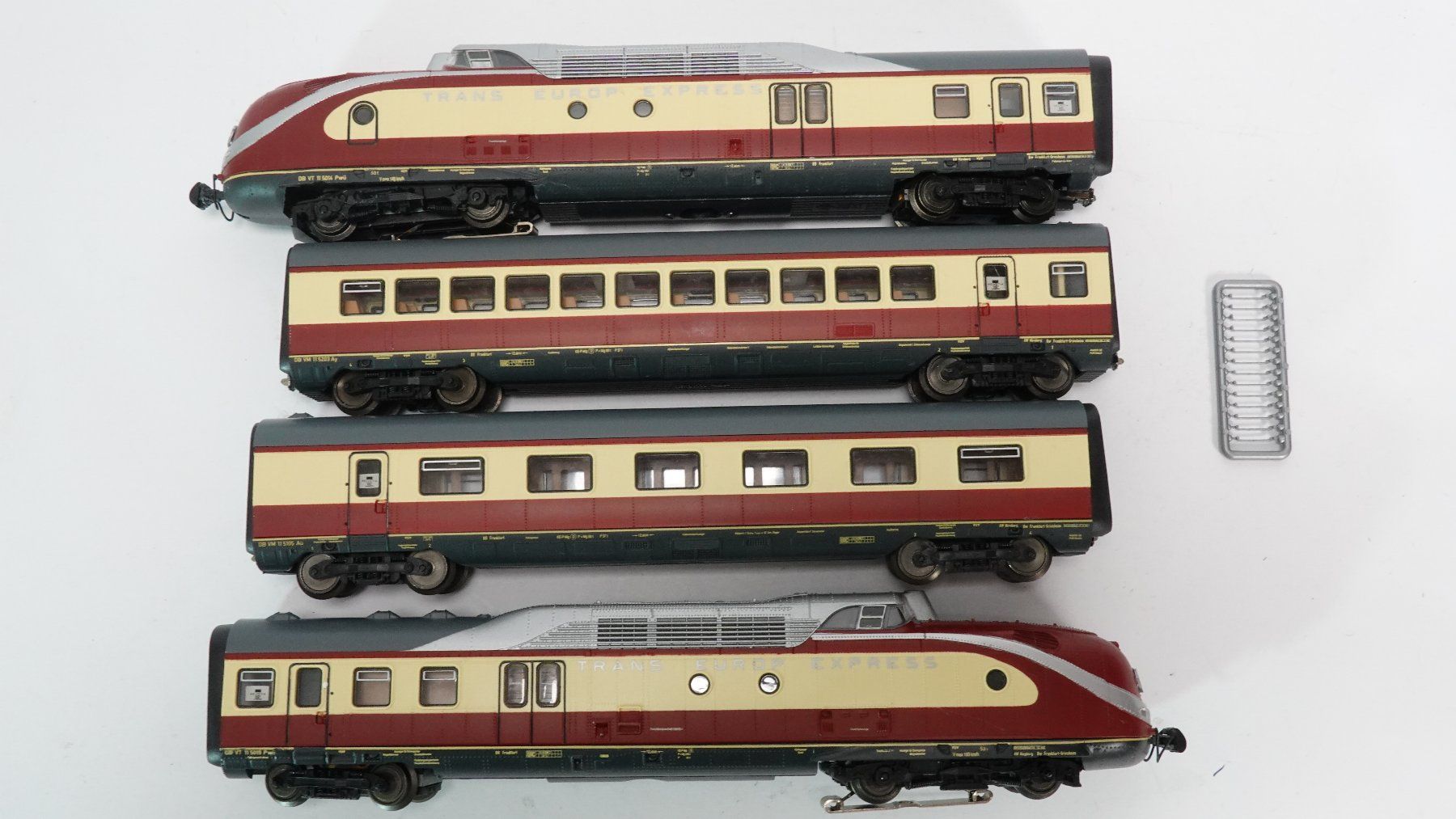 Roco Modellini di ferrovie: c5 Roco DB Triebzug 4-teilig VT 11.5 / Bastelware – Difettoso da Uetendorf venduto da tigermuegi 1