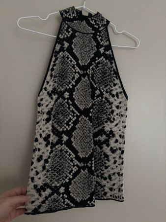 Schickes Zara Stricktop mit Reptilienmuster, Grösse S