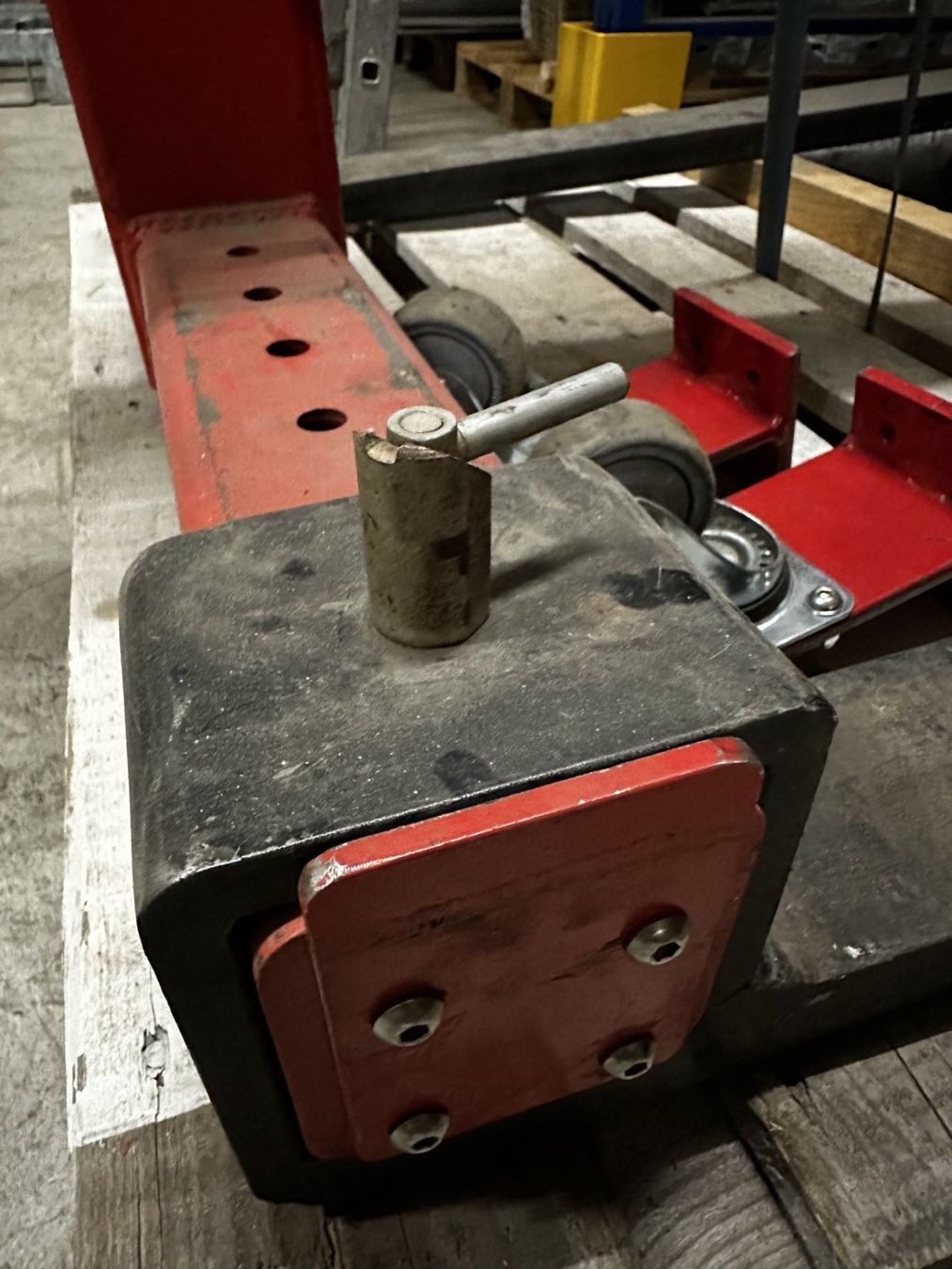 Kräne: Krangabel, verstellbar. 2000kg – Defekt aus Allschwil von Corbusier 2