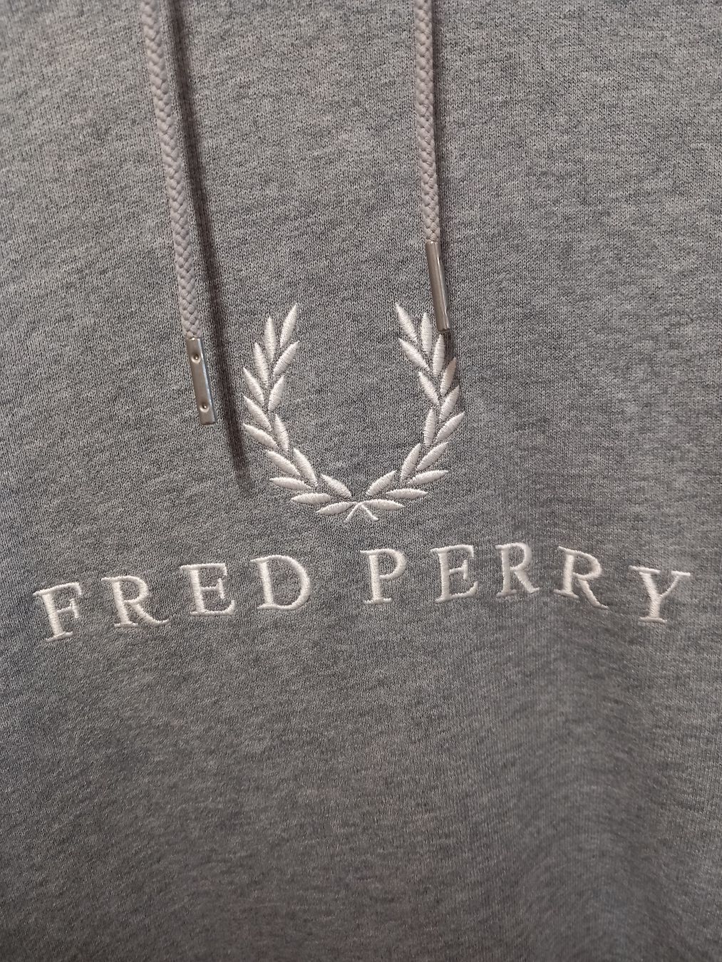 Fred Perry Pulls & Sweat-shirts: Fred Perry Hoodie Kapuzenpullover Gr.L, hellgrau – D'occasion à Gwatt (Thun) par umwelt-brocki 1