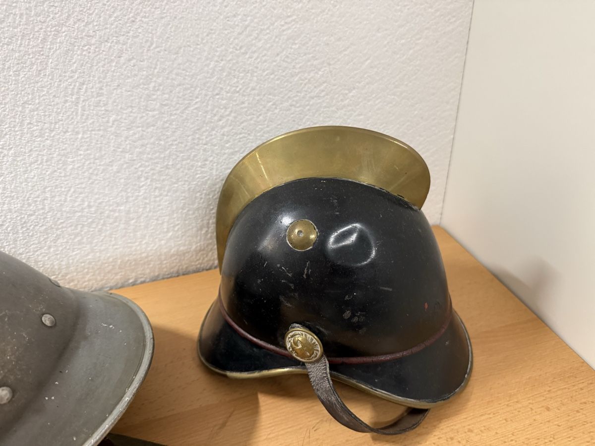 Abbigliamento & accessori d'epoca: Feuerwehr Antike Helme  – Usato da Widnau venduto da RetoW01 2
