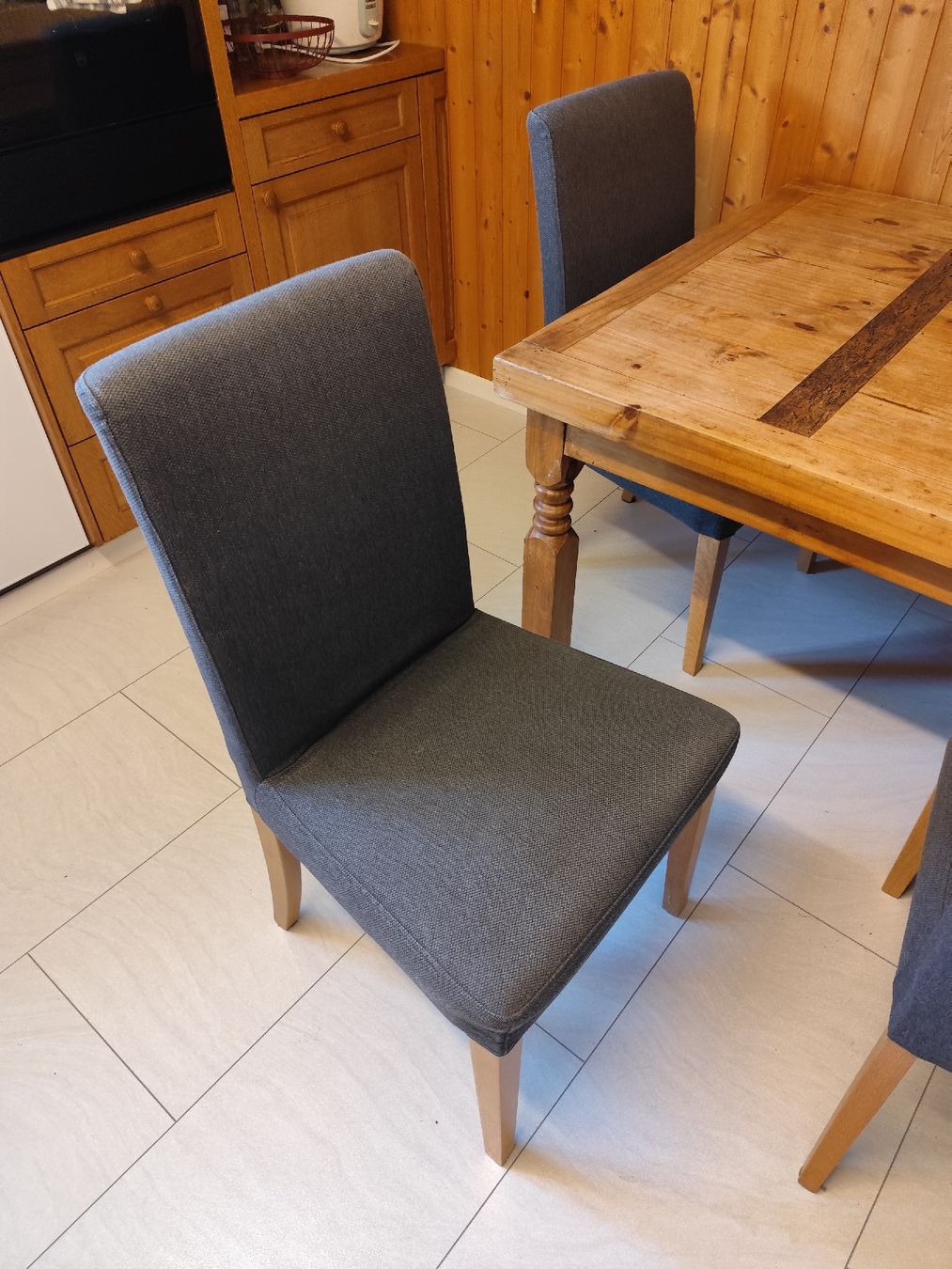 Set de table et chaises: Holztisch mit 4 Stühlen – D'occasion à Küssnacht am Rigi par run_bpc7 2