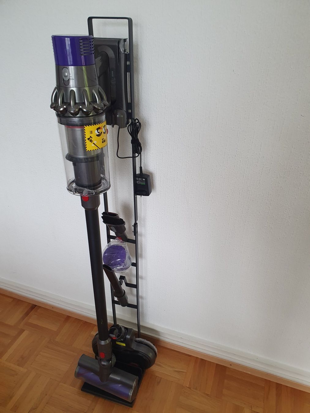 Dyson Aspirapolveri & Accessori: Dyson V10 avec stations de rangement – Usato da Prilly venduto da RoDyRe 2