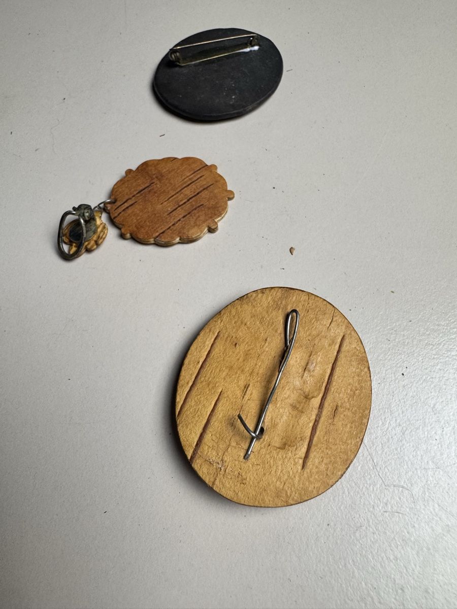 Broschen & Nadeln: Vintage Brosche Set, 3 Stück, Holz/fli – Gebraucht aus Küttigen von Melisch1000 2