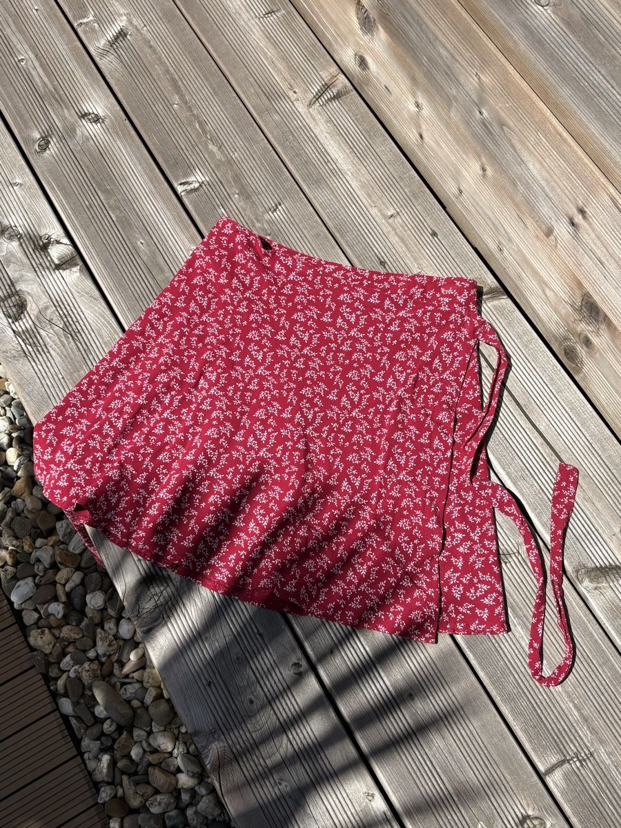Brandy Melville Gonne: Brandy Melville Rock Rot mit Blumenmuster onesize – Usato da Fehraltorf venduto da lea_9bt5