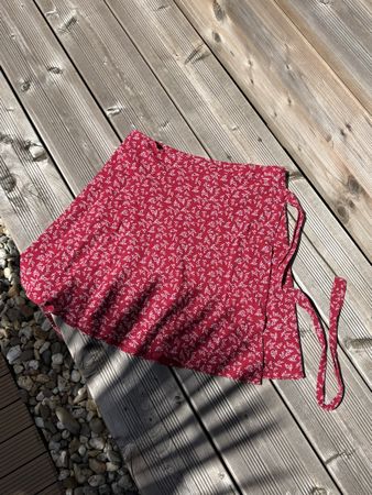 Brandy Melville Rock Rot mit Blumenmuster onesize